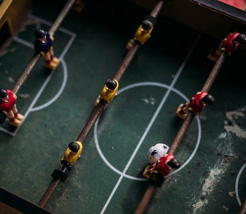 De Betovering van Tafelvoetbal: Een Diepere Duik in de Wereld van Tafelvoetbaltafels