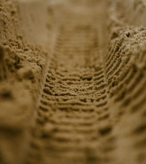 Vergelijk zandspuiten met zand storten, handmatig ophogen en een minigraver. Ontdek welke methode het meest efficiënt is voor jouw project.